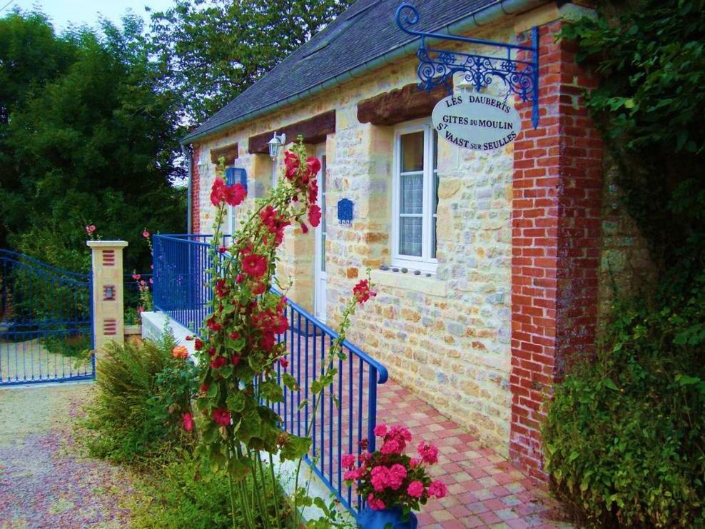 Gite Le Moulin Saint-Vaast-sur-Seulles Exterior foto